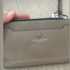 marc jacobs  Tan wallet/wristlet women